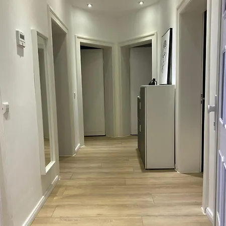 Schoene In Charmanter Stadtvilla Messenaehe דירה *